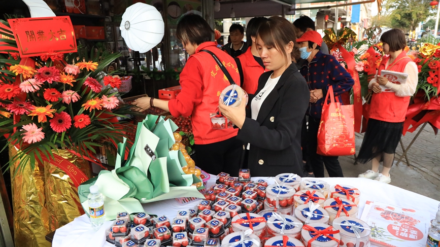 圣女果着“新装”，吸引市民目光。胡雄飞摄