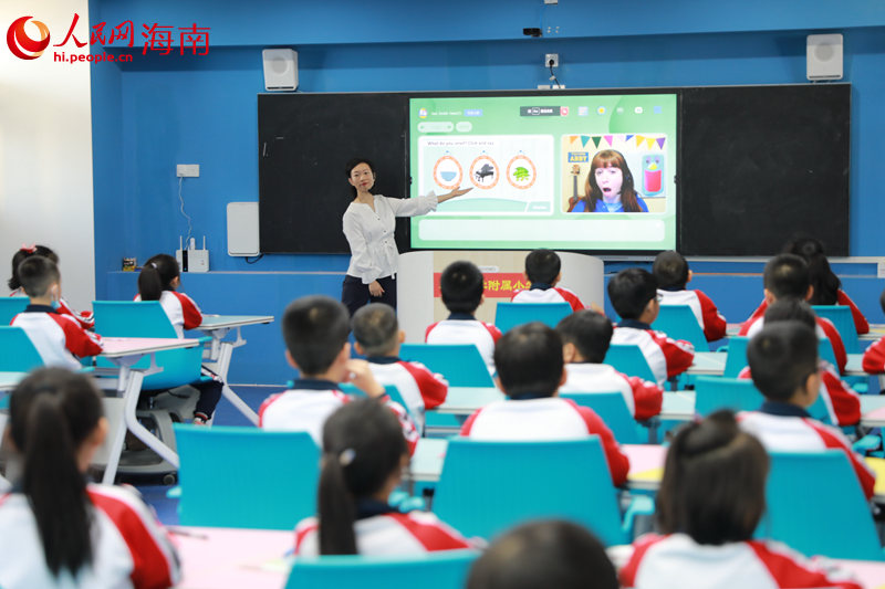 人民智课高级培训师与线上教师互动教学。 人民网 孟凡盛摄