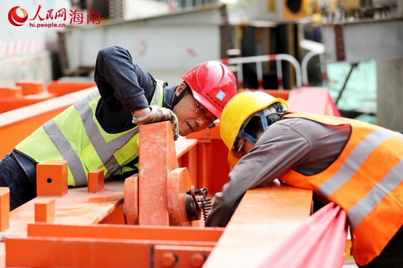 工人正在调试立柱。人民网 符武平摄