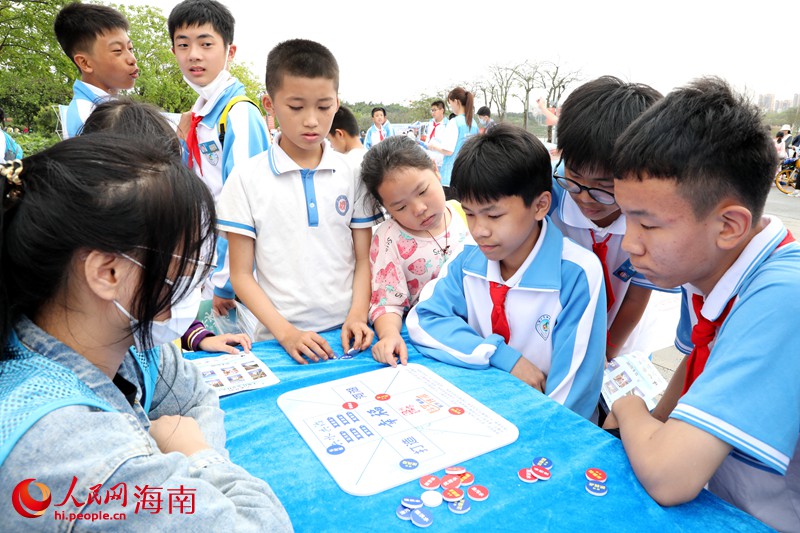 学生参与游戏互动。人民网 符武平摄