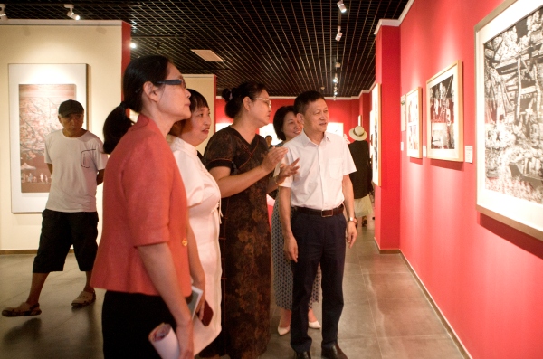 2023年妇女节主题美术作品展在三亚市群众艺术馆三楼展厅开展。