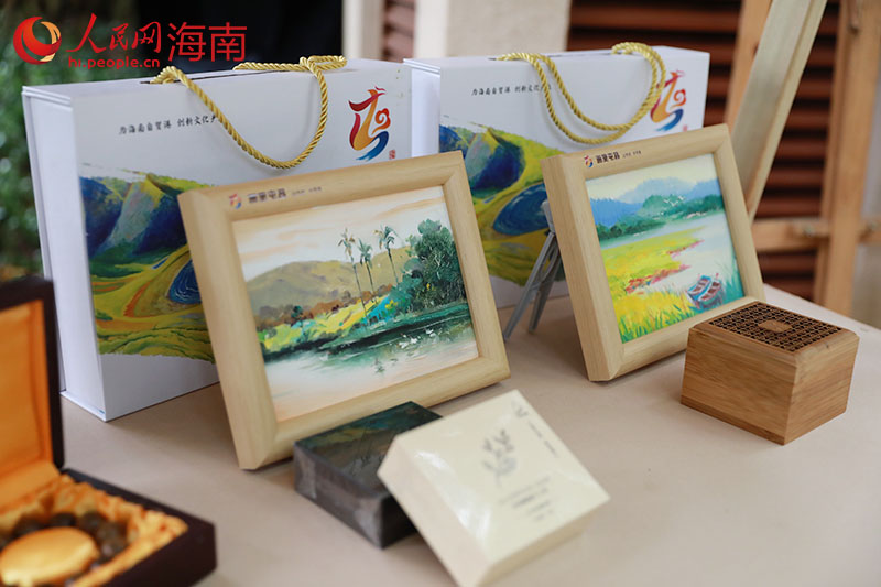 在推介会上，屯昌展出的油画作品。 人民网 孟凡盛摄副本