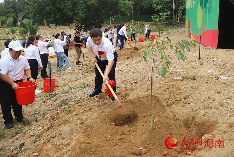 领导嘉宾现场植树留念。人民网 牛良玉摄