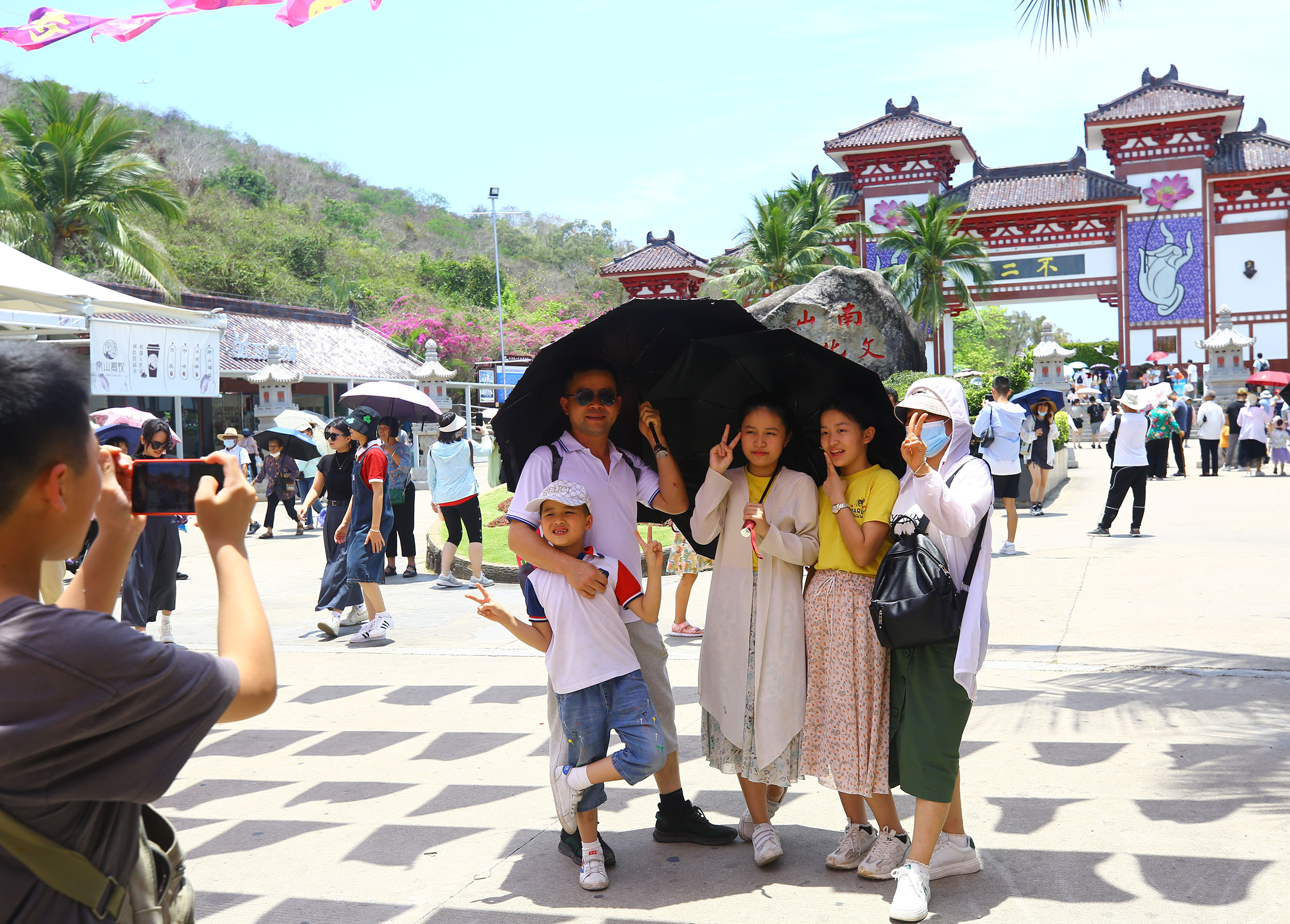 4月30日，家长带着孩子在三亚南山文化旅游区游览。陈文武摄
