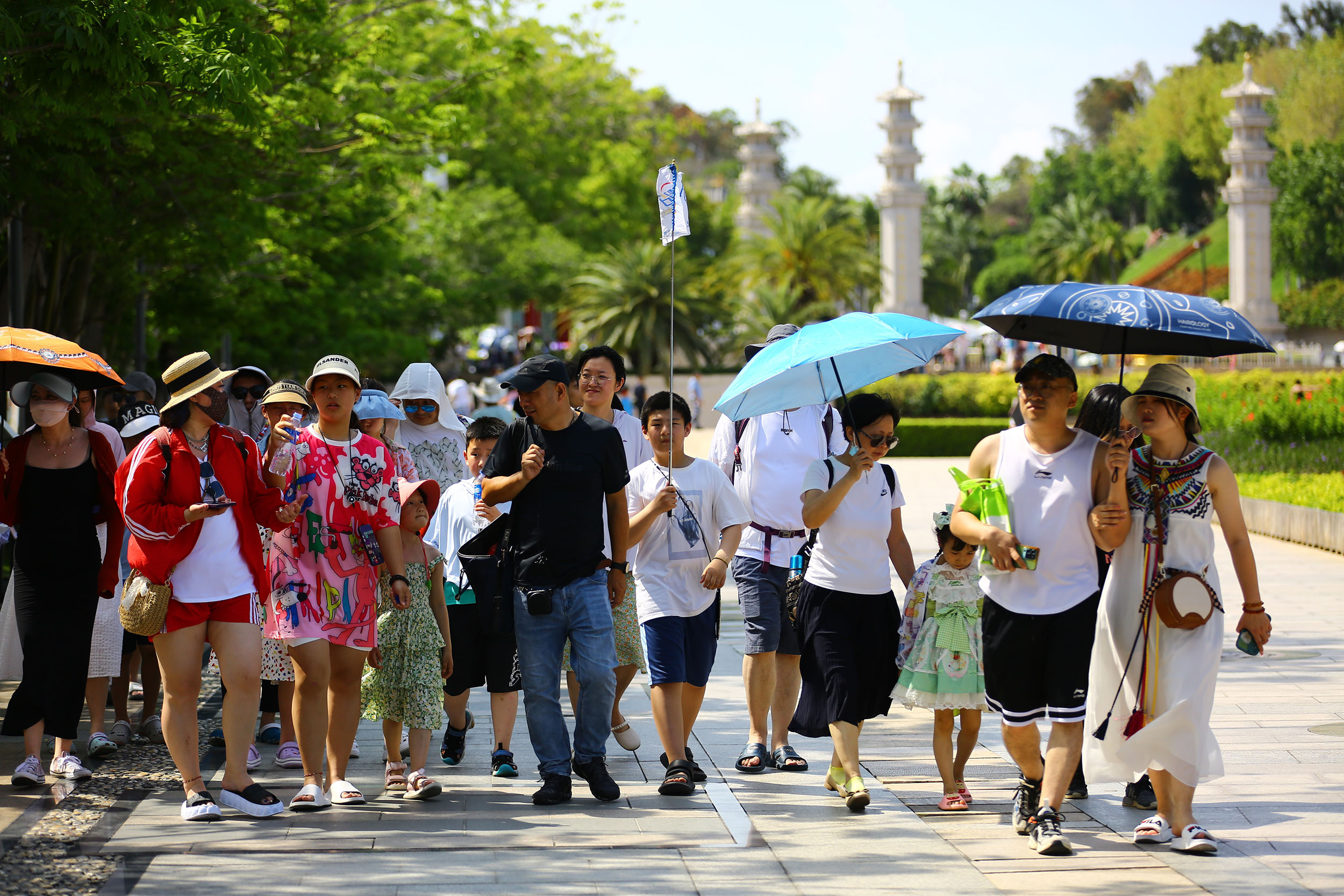 4月30日，游客在三亚南山文化旅游区游览。陈文武摄