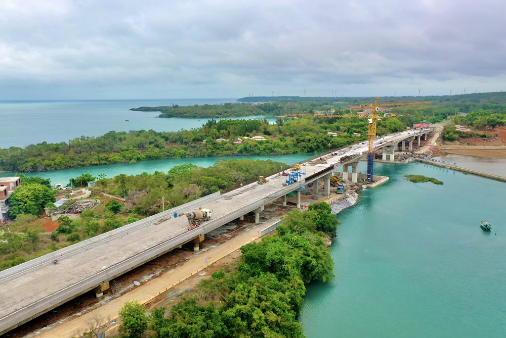 海南环岛旅游公路儋州段下浦港大桥实现贯通