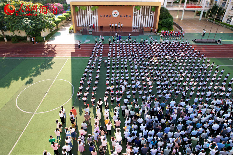 海口市第二十五小学海甸校区的入队仪式。 人民网记者 孟凡盛摄