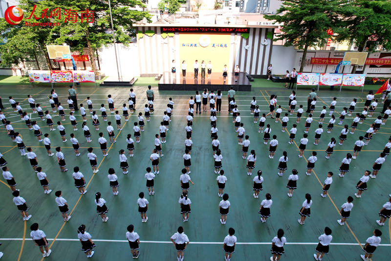 海口市第二十五小学海府校区的入队仪式。 人民网记者 孟凡盛摄