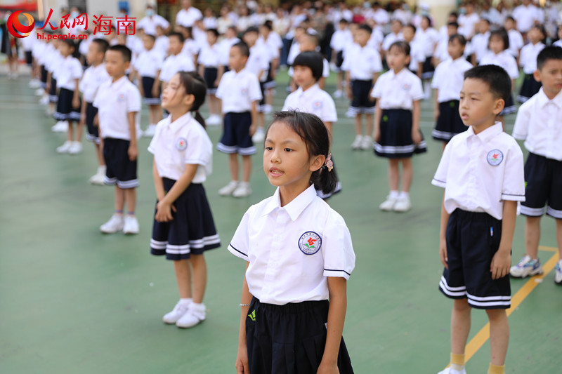 新队员们高唱《中国少年先锋队队歌》。 人民网记者 孟凡盛摄