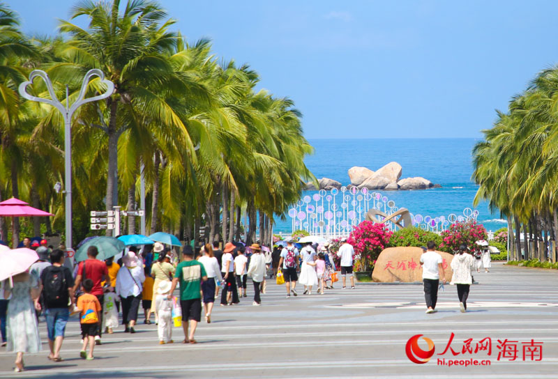 天涯海角景区内游人络绎不绝。人民网 牛良玉摄