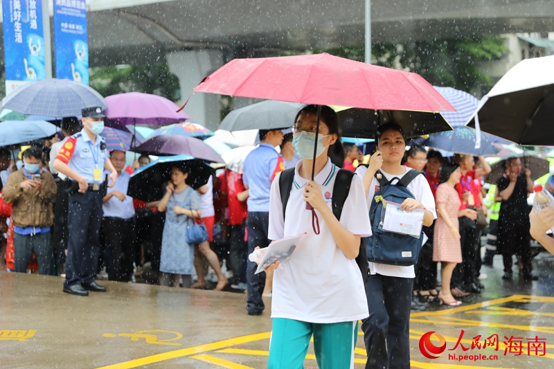 6月7日，海南华侨中学（高中部）考点，学子冒雨奔赴考场。人民网记者 孟凡盛摄