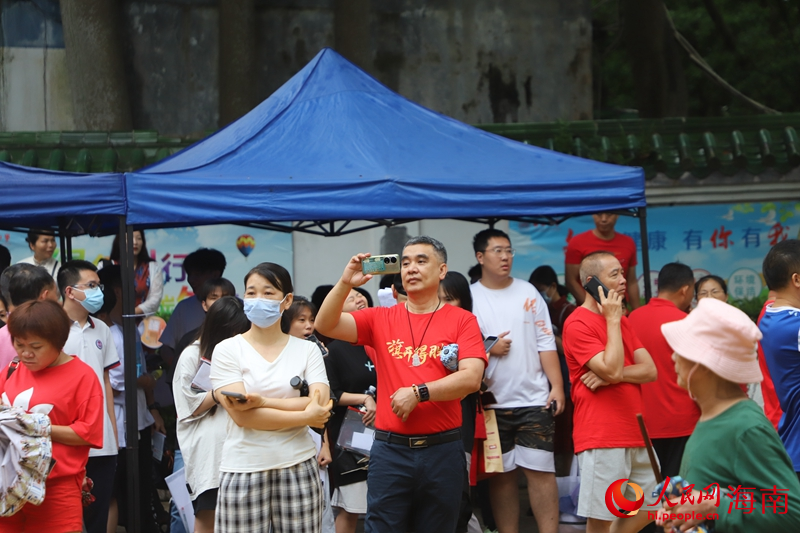 6月7日，海南中学考点，送考父亲穿上了红色“战袍”，预祝考生旗开得胜。人民网 牛良玉摄