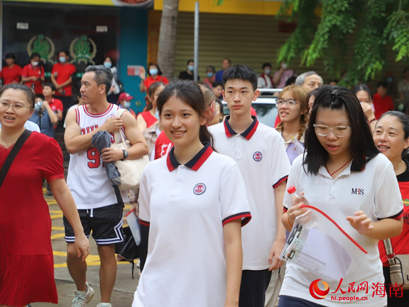 6月7日，海南中学高中部考点，学子们奔赴考场。人民网 牛良玉摄