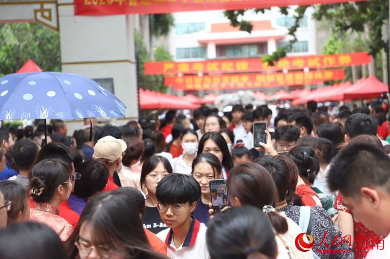 高考第一场考试结束，海南中学高中部考点考生陆续走出考场。人民网 牛良玉摄