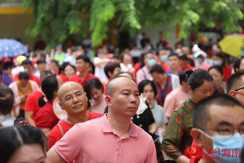 家长在考场外等待。人民网 牛良玉摄