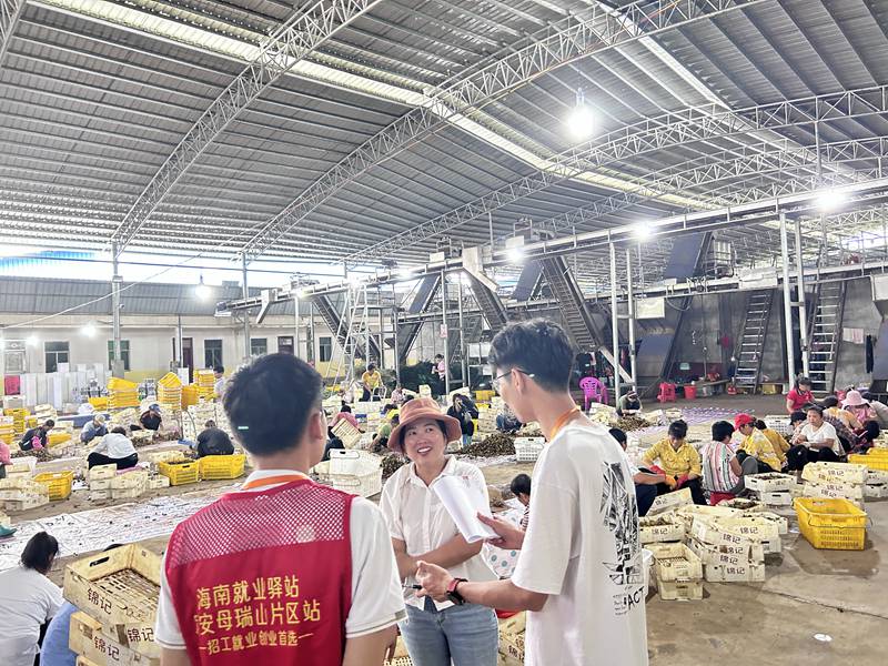 就业驿站工作人员上门沟通用工情况。海南人才集团供图