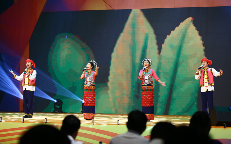 6月10日，三亚南山非遗节上表演的五指山市的省级非遗项目《茶香黎苑 》。陈文武摄