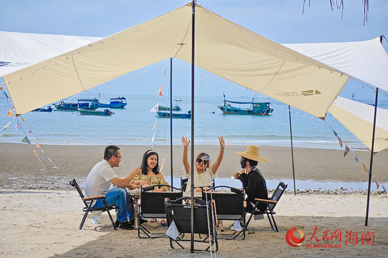 游客在沙滩上的营地，享受惬意时光。人民网 牛良玉摄