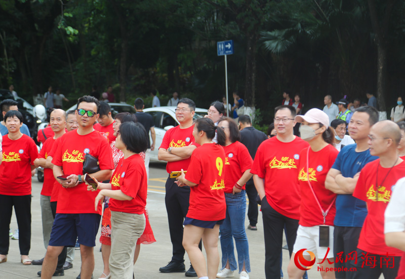 考生家长及老师身着带有“全力以赴”字样红衣送考。人民网 牛良玉摄