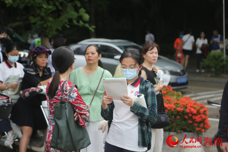 考生在进入考场前，抓紧时间复习。人民网 牛良玉摄