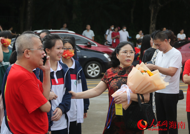 送考老师考前不断叮嘱学生注意事项。人民网 牛良玉摄