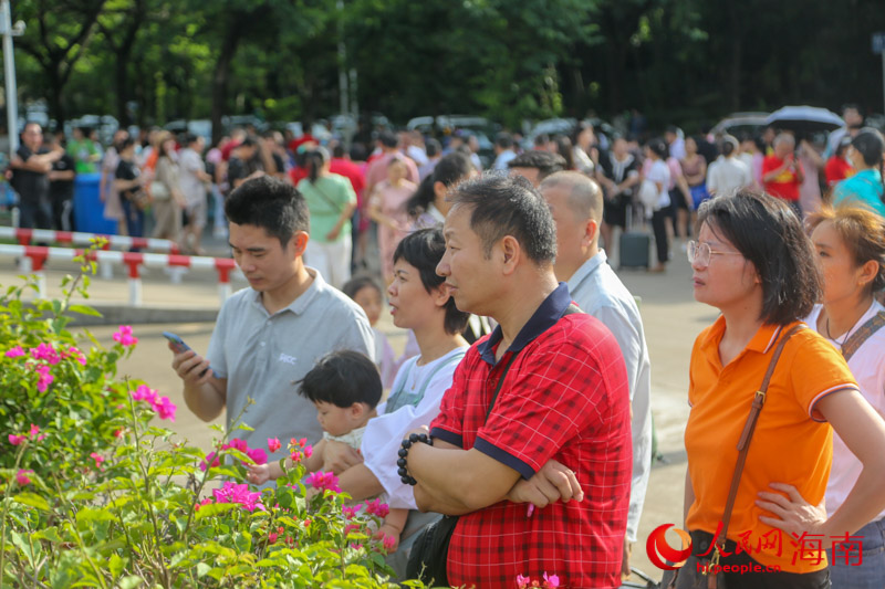 考生家长在考场外翘首以盼。人民网 牛良玉摄