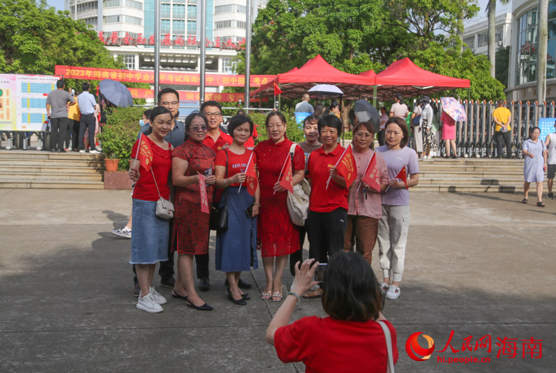 送考老师及家长在考场外合影留念。人民网 牛良玉摄