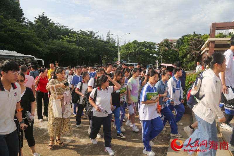 考生有序进入考场。人民网 牛良玉摄