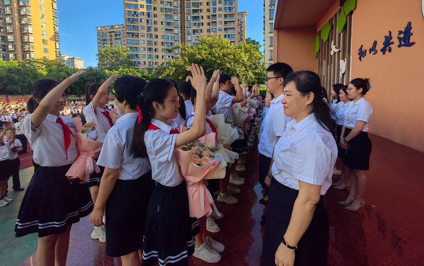 毕业生给老师献花。海口市第25小学供图