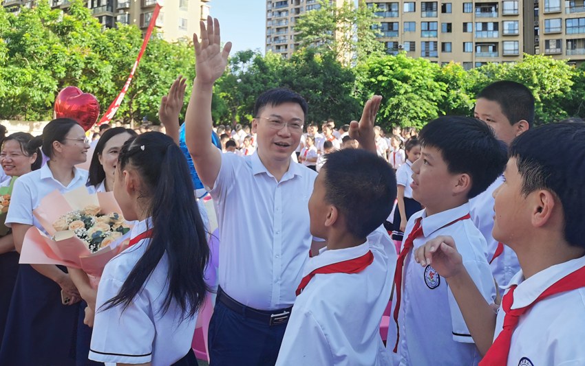 海口市第25小学校长赵檀木与毕业生互动。海口市第25小学供图