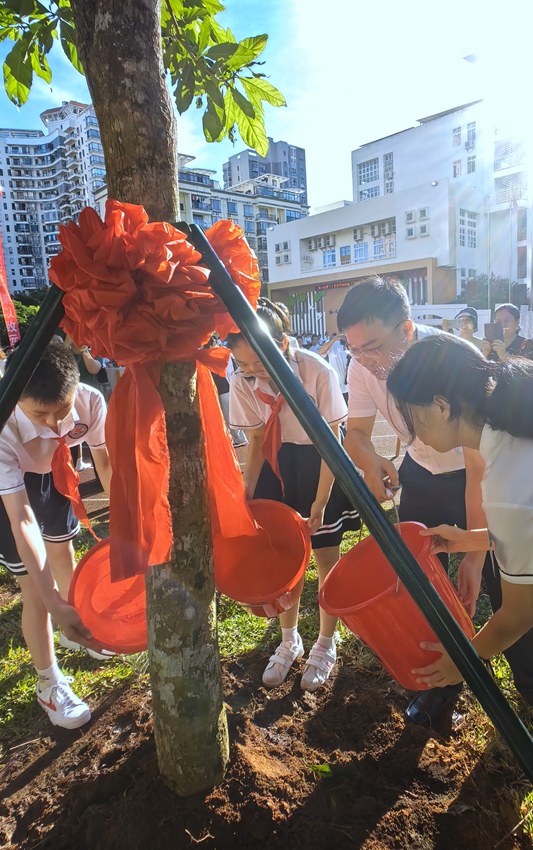 师生共同植树。海口市第25小学供图