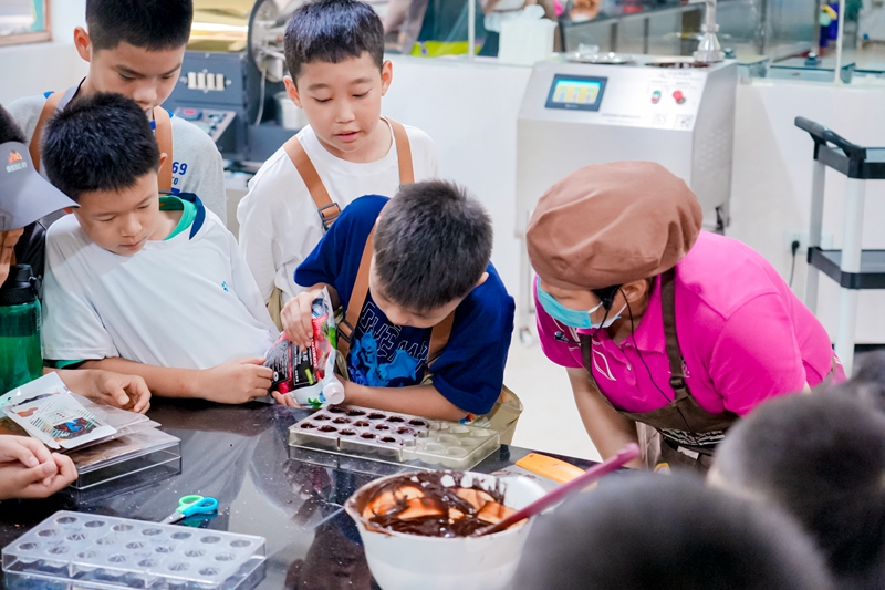 营员们学习用可可原料制作巧克力。兴隆热带植物园供图