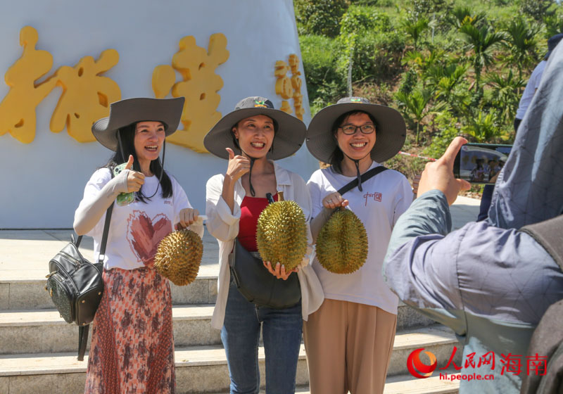 市民品尝后“点赞”国产“树上熟”榴莲。人民网 牛良玉摄