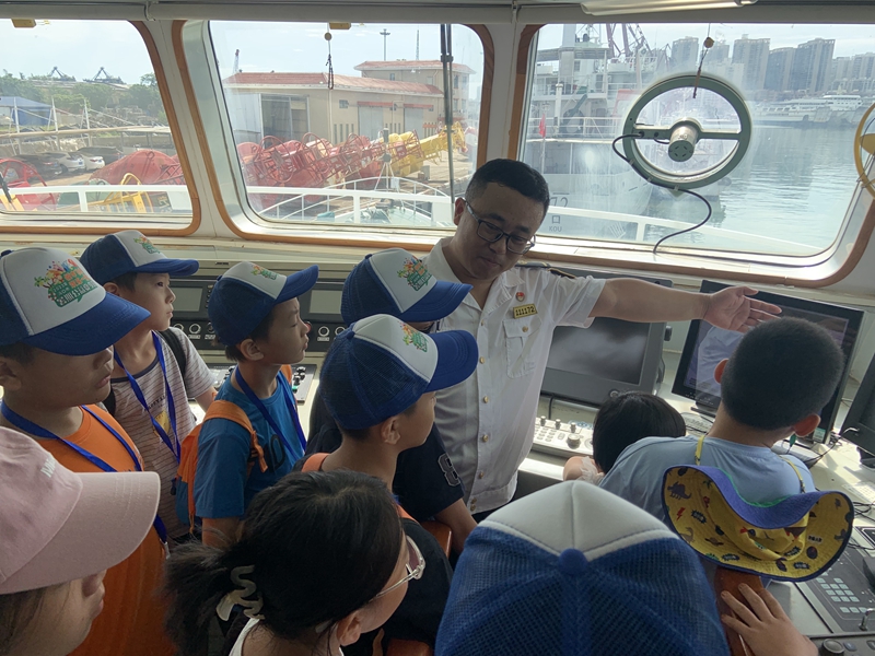 孩子们在海巡轮上参观。海南海事局供图