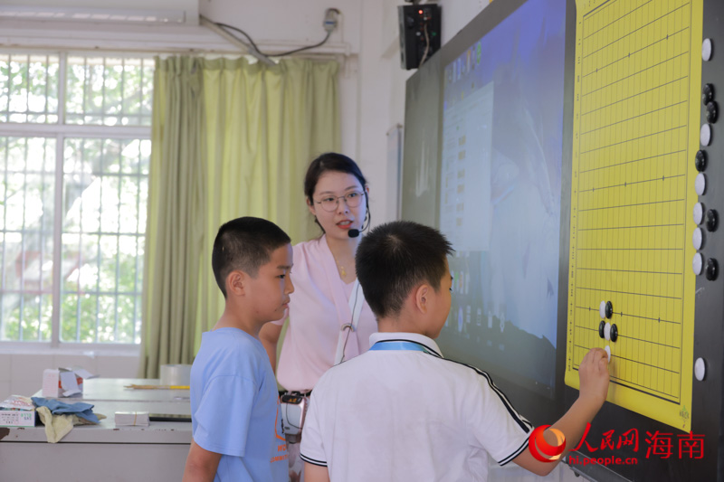 两名孩子正在学习下围棋。受访人供图