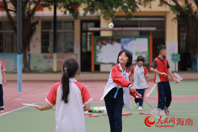 课间，孩子们打羽毛球锻炼身体。受访人供图