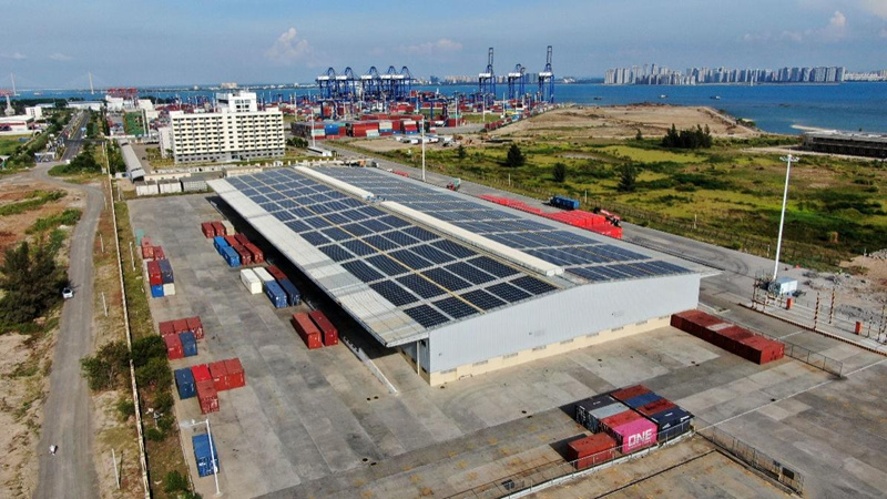 “绿色港口”洋浦国际集装箱码头仓库顶棚利用光伏发电。人民网记者 符武平摄
