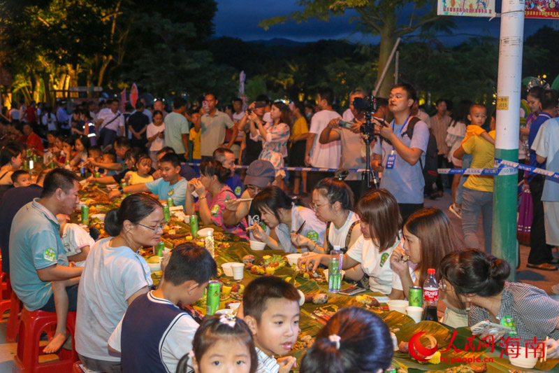 市民游客现场品尝当地特色美食。人民网 牛良玉摄