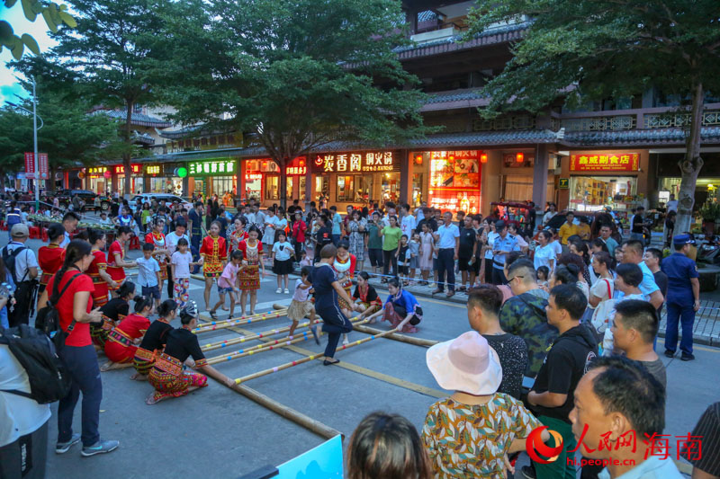 现场竹竿舞表演吸引众多市民游客围观。人民网 牛良玉摄