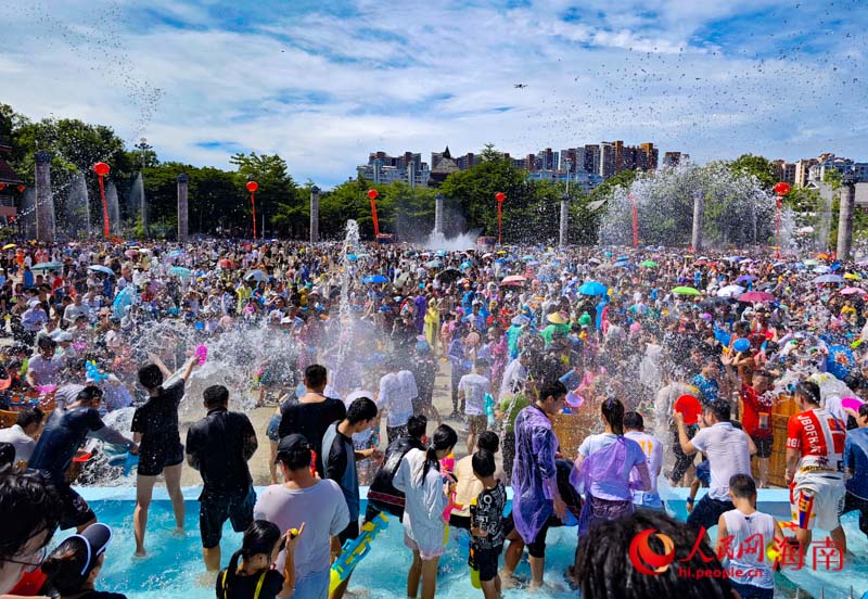 嬉水节当天，众多市民游客齐聚七仙广场。人民网 牛良玉摄