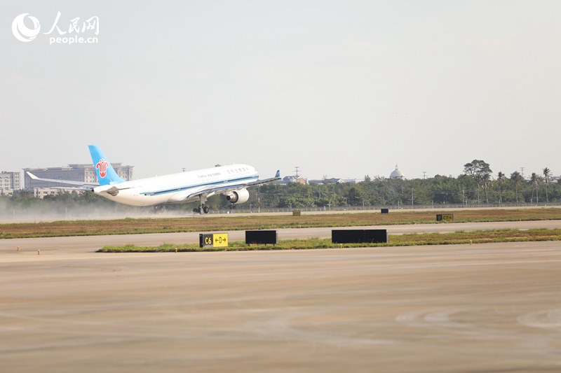 美兰机场刚刚降落的国际航线飞机。人民网记者 孟凡盛摄