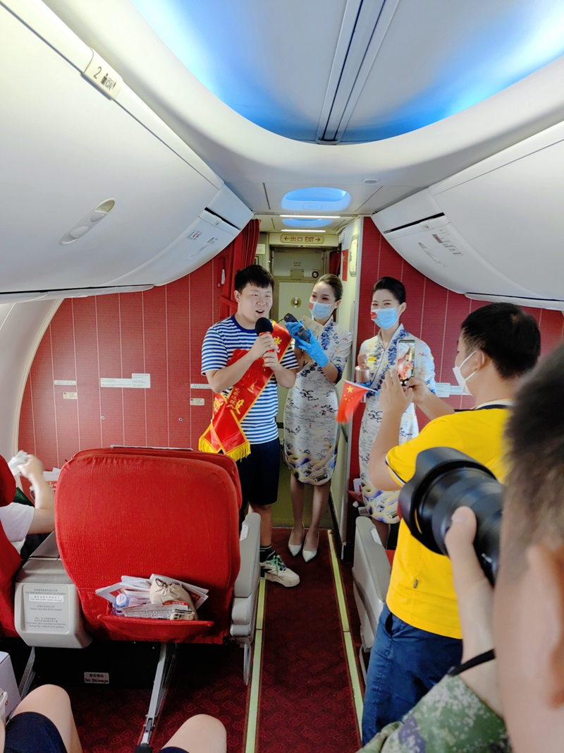 老兵们用歌声表达不舍和感激。海南航空供图