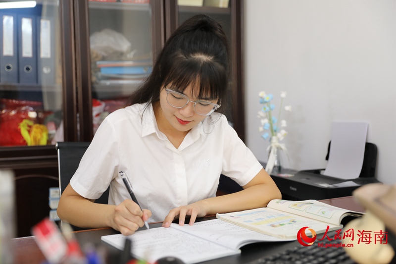 黄雨媚老师在写教案。 人民网记者 孟凡盛摄