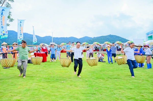 三亚市民在2023年海南“和美乡村健康跑”活动现场参加趣味运动。