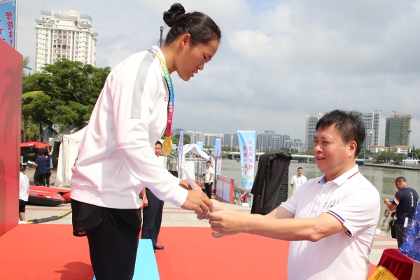 三亚市副市长张长丰（右）为李梅芬（左）颁奖。王康宏摄