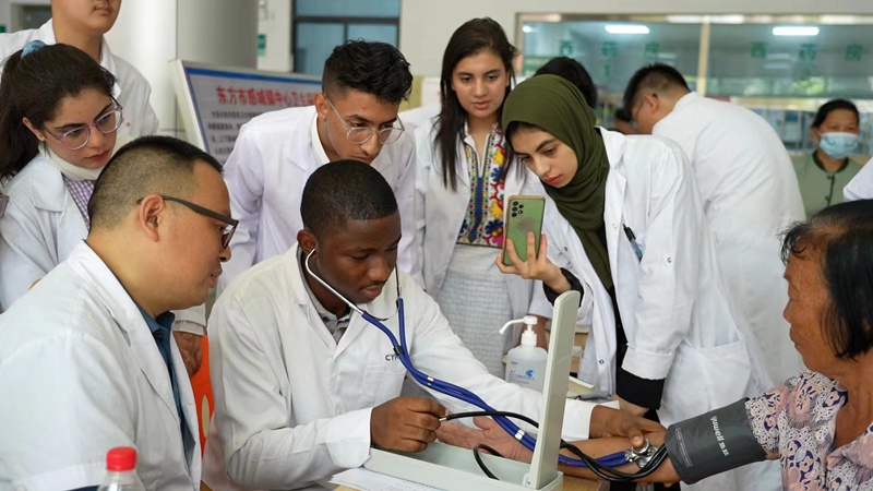 国际学生在海南医学院国际学生医学人文教育基地（乐东感城）开展义诊。海南医学院供图