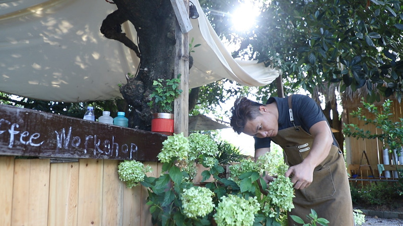 水蛟村返乡青年浦文星将自家庭院打造成咖啡馆。人民网记者 牛良玉摄