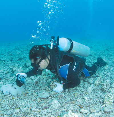 海南南海热带海洋研究所所长陈宏在珊瑚移植前进行海底环境调查。 　　于志龙摄