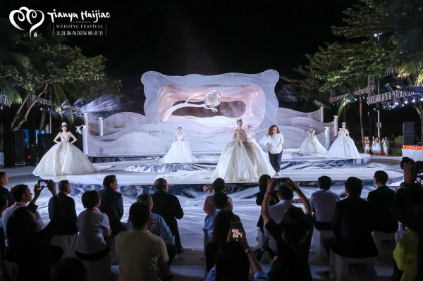欧洲意大利华丽婚纱秀亮相三亚天涯海角国际婚庆节闭幕式。三亚天涯海角会展供图
