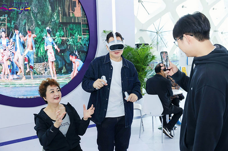 休博会嘉宾代表在“三亚馆”体验VR互动。三亚市旅游发展局供图
